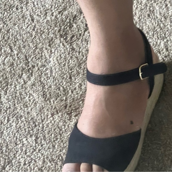 Black espadrilles never worn out! Runs big but comfortable - Picture 8 of 8